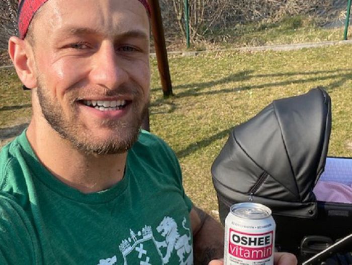 Trener radzi: wersalka i dwie butelki wystarczą, żeby zrobić świetny domowy trening!